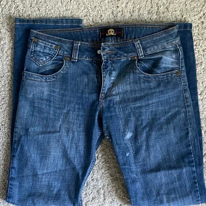 JLO jeans - Jättesnygga Jlo jeans i fint skick. Modellen är rak men lågmidjade, det är lite målarfärg på framsidan av byxorna men ger bara en snygg unik look💕