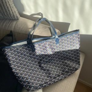 Tote väska med mönster - Sååå fin mörkblå tote väska med mönster, perfekt till sommaren att ha på stan eller som strandväska 💕💕💕