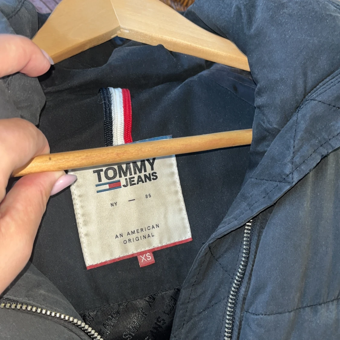 Svart pufferjacka från Tommy Jeans - 2