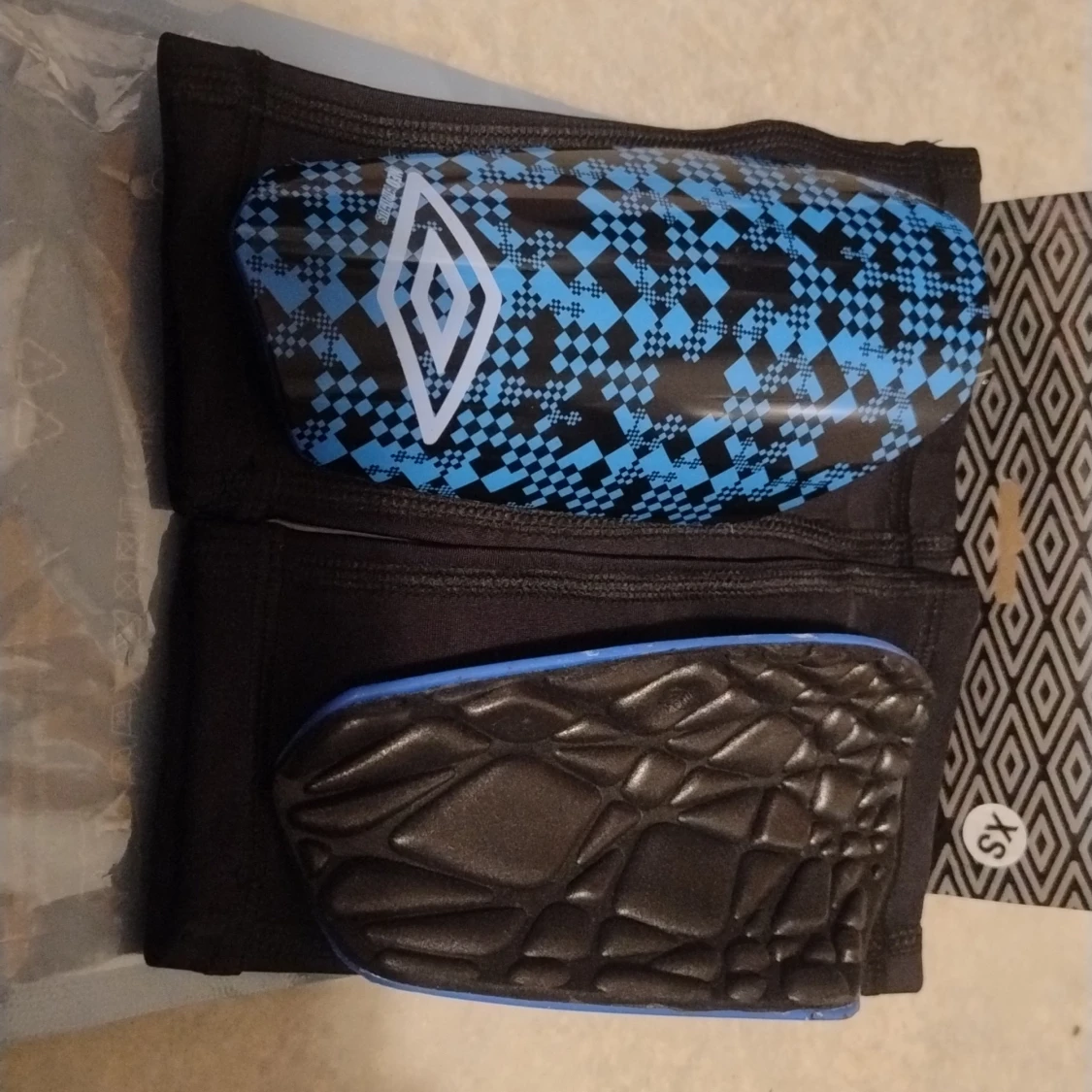 Blå och svarta benskydd från Umbro - 4