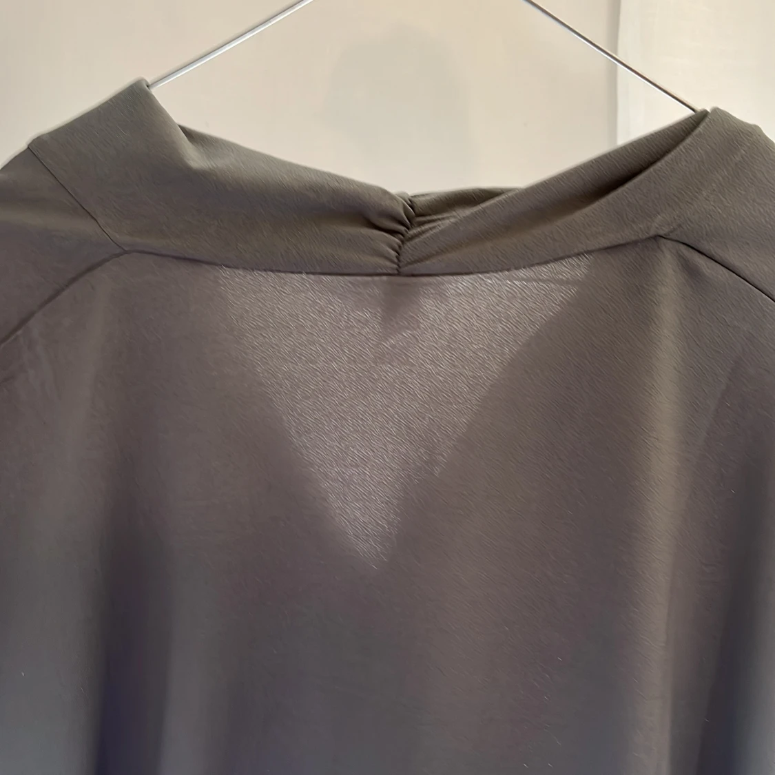 Mörkgrå v-ringad topp från H&M - 3