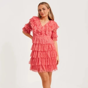 Rosa volangklänning med spets - Superfin rosa klänning från by Malina. Endast använd en gång.