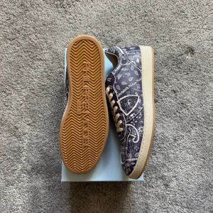 Marinblå Philippe Model Skor, HELT NYA! Strl 42 - Marinblå philippe modelz skor perfekta till våren och sommaren!  📏 Storlek:42! ✅  🌠 Skick: 10/10 Helt nya med box och dustbag! ✅  Nypris på 3600 och självklart är de autentiska!✅Är öppen för byten!🤝