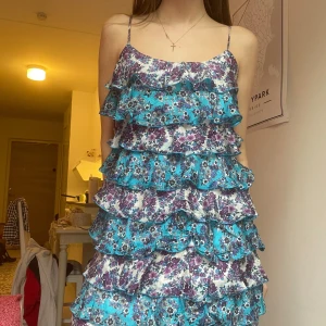 Volangklänning - Snyggaste volangklänningen från Zara i blommigt mönster🥰🥰💕💕