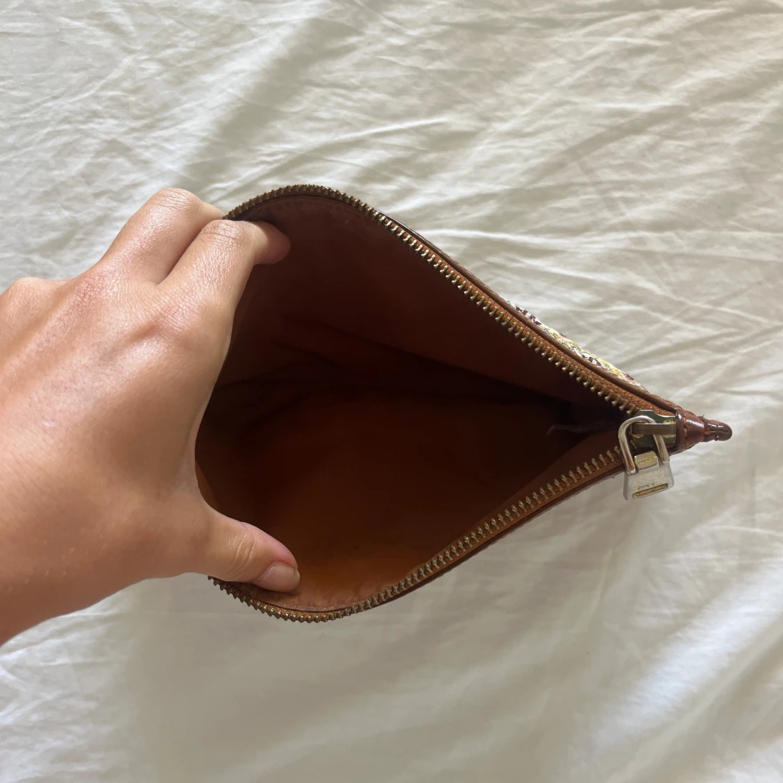 Mönstrad kuvertväska med bruna detaljer - 2