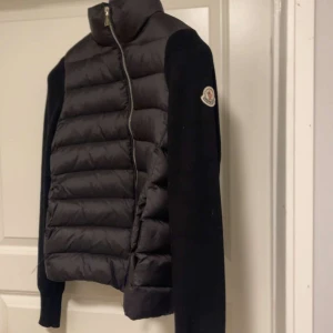 Moncler cardigan  - Säljer denna as feta Moncler cardigan  , inga fel på den fler bilder kan såklart skickas. Storleken är barnstorlek M/L vilket motsvarar ungefär XS kan passa någon med storlek (1)                         lite dåliga bilder på annonsen men böttre kommer att komma vid frågor. Hör av er vid frågor kan gå ned vid snabb affär                   MVH Simon😊