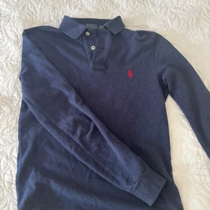 Ralph Lauren piké - Säljer denna helt nya sjukt snygga Ralph Lauren piké. Köpt för 1000kr men passade ej. Storlek xs, passar dig som är runt 165. Tveka inte på att höra av dig vid minsta lilla fundering!