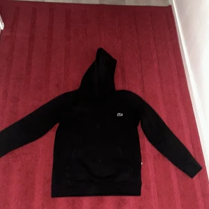 Svart hoodie från Lacoste - Säljer en svart Lacoste hoodie typ ny storlek S, dm,a om du vill diskutera pris. Säljer en annan som är grå om du vill diskutera pris för båda skriv.