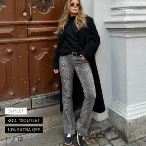 Leopardmönstrade bootcut jeans från Nelly - Säljer ett par skit snygga bootcut jeans från Nelly då dom tyvärr var för små😣 