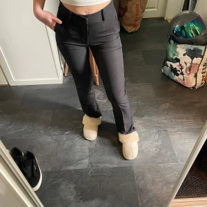 Svarta kostymbyxor  - Svarta kostym byxor ifrån bikbok aldrig använda prislappen är kvar.