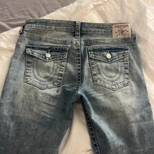 True Religion jeans med hål - Midjemått rakt över ca 44cm, innerbenslängd 83cm. Storlek W32 knappt använda