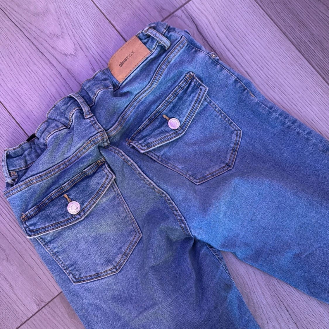 Blå bootcut jeans från Ginatricot - 1