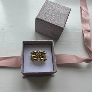 Peak Ring Gold  - Säljer min trendiga ring från edblad då den inte kommer till användning så mycket längre. Den är sparsamt använd men har bla lite små repor som man kan se på bild 2. Nypris 399kr. ⚠️OBS ask medföljer inte!⚠️