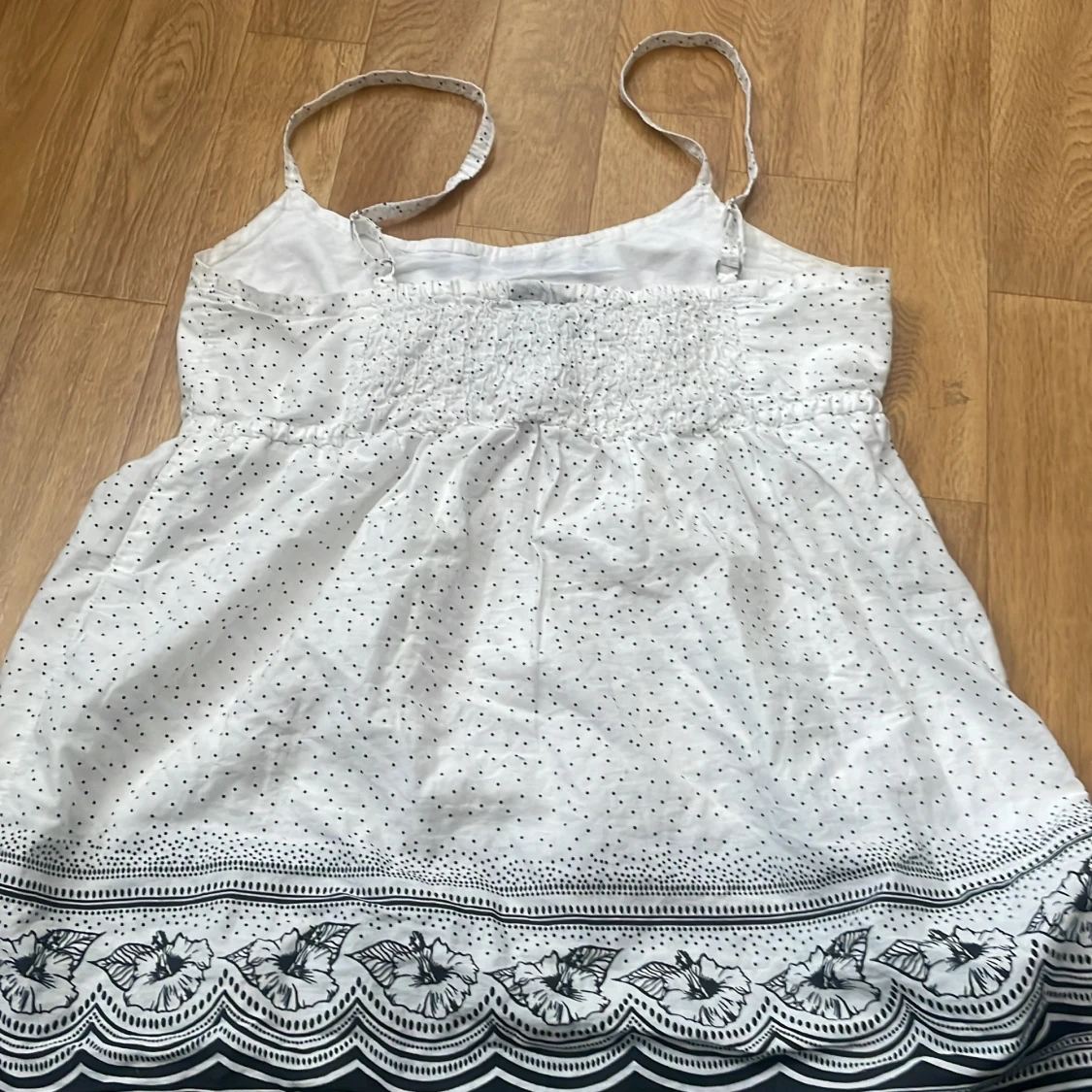 Vit och svart prickig linnetopp från H&M - 1