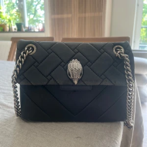 Kurt geiger väska!❤️ - En svart fin Kurt geigerväska med justerbara kedjor❤️ väskan är lite sliten därav priset, priset kan diskuteras❤️