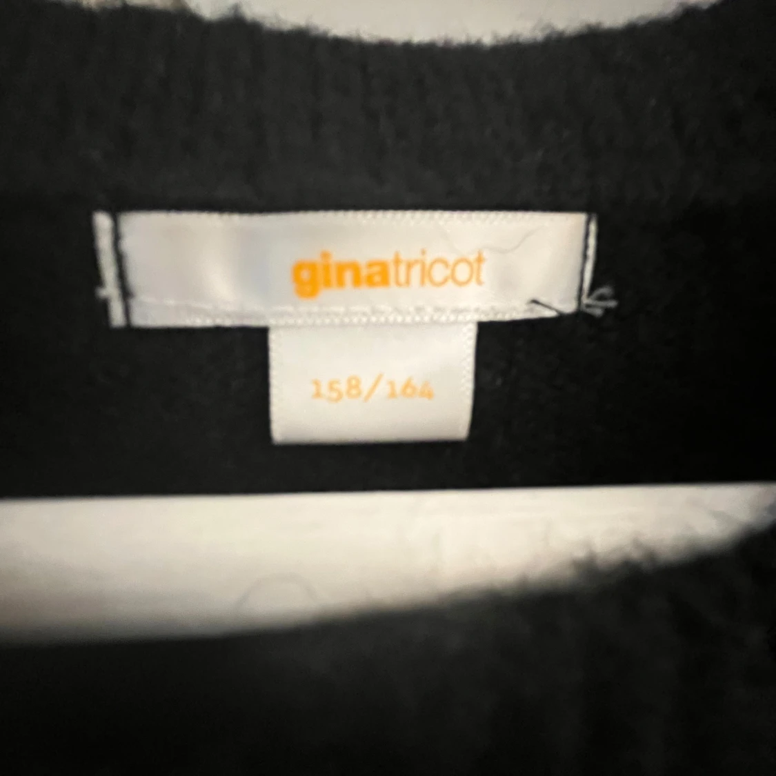 Svart stickad kofta från Gina Tricot - 3