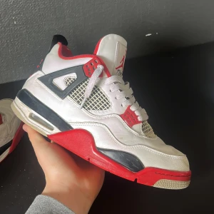 Jordan 4 Retro Fire Red - Säljer ett par Nike Air Jordan 4 Retro Fire red. Super bra skick för att vara använda. Har tappat bort boxen tyvärr och har inte kvar kvittot därför de låga priset. Tveka inte på att skriva ifall du har några funderingar eller liknande ✍️💬!!!
