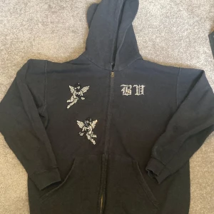 Rhinestone zip - Zip up från abundant med ett litet hål i armen, skriv för bild.