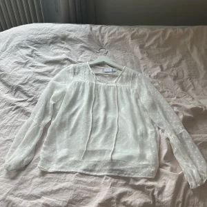 Blus - Den är i väldigt bra skick och är knappast använd