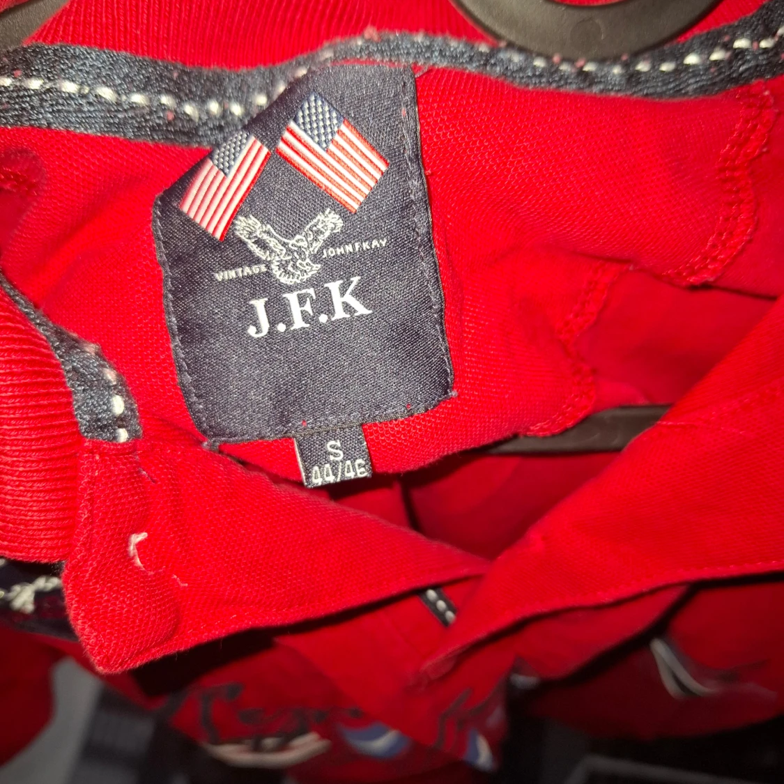 Röd pikétröja från J.F.K med tryck - 2