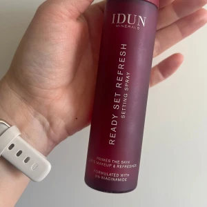 Idun setting spray  - Se bild för att se hur mycket som är kvar (strax under halva) 