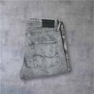 Jack n Jones jeans  - Jack n Jones jeans modell tapered Mike i mycket bra skick inga defekter men använda ett par fåtal gånger. Vid fler funderingar är det bara att skriva.😊.4.