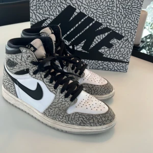 Nike Air Jordan 1 med elefantmönster - Säljer ett par Nike Air Jordan 1 med svart och vitt elefantmönster. Skorna har svart swoosh, snörning och hög modell. Klassisk Air Jordan-logga på sidan och vit platt sula. Nypris är ca 2400 kr och mitt pris är 1000 kr, eftersom de är limited edition. Perfekta för dig som gillar unika sneakers. Skriv bara om du har frågor, priset kan diskuteras!