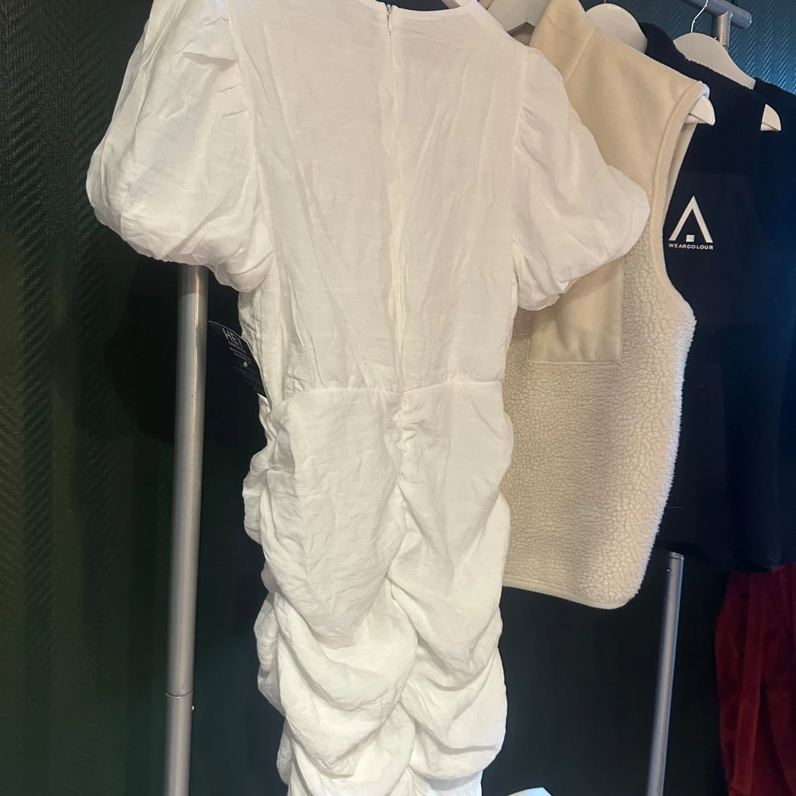 Vit kortklänning med puffärm och rynkade detaljer - 2