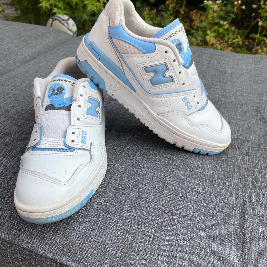 New Balance 550 sneakers i vitt och ljusblått
