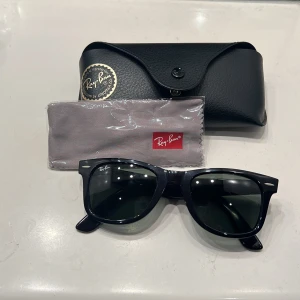 Ray-Ban - Svarta Ray-Ban Wayfarer, modell RB2140 901. Kommer med originalfodral och putsduk. Använda fåtal gånger.