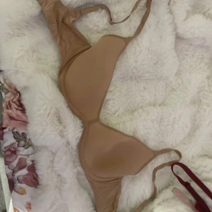 Skims weightless scoop bra - Den är knappt använd och jätte bekväm känns inte ens som att du har på dig bh! Ny pris 730kr