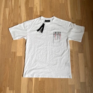 Amiri T-shirt - Jag säljer en super fet amiri T-shirt i nyskick, det är storlek S men jag skulle säga att den passar mer som M då den är hyfsat oversized.