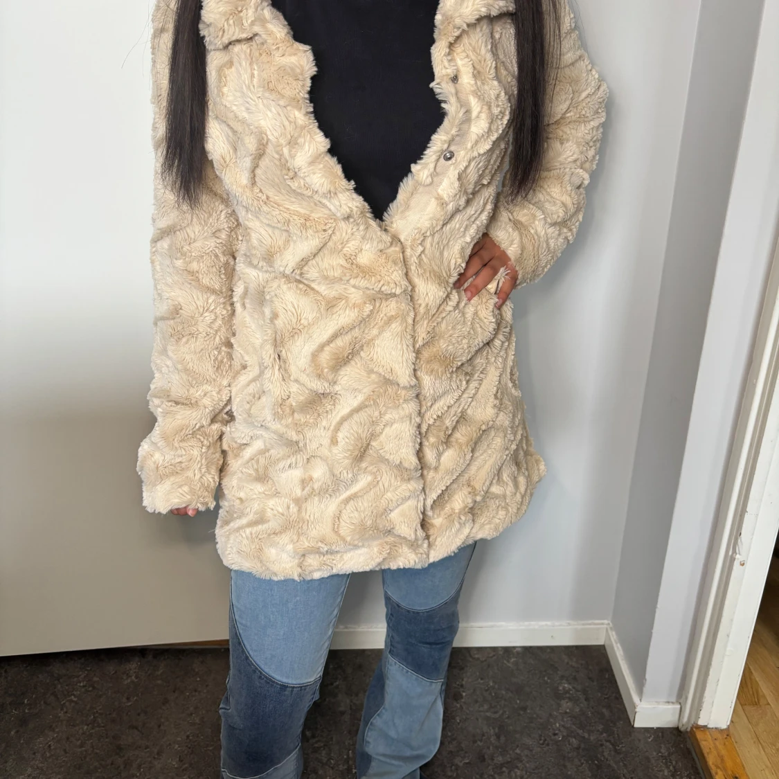 Beige pälsjacka med knappar - 2