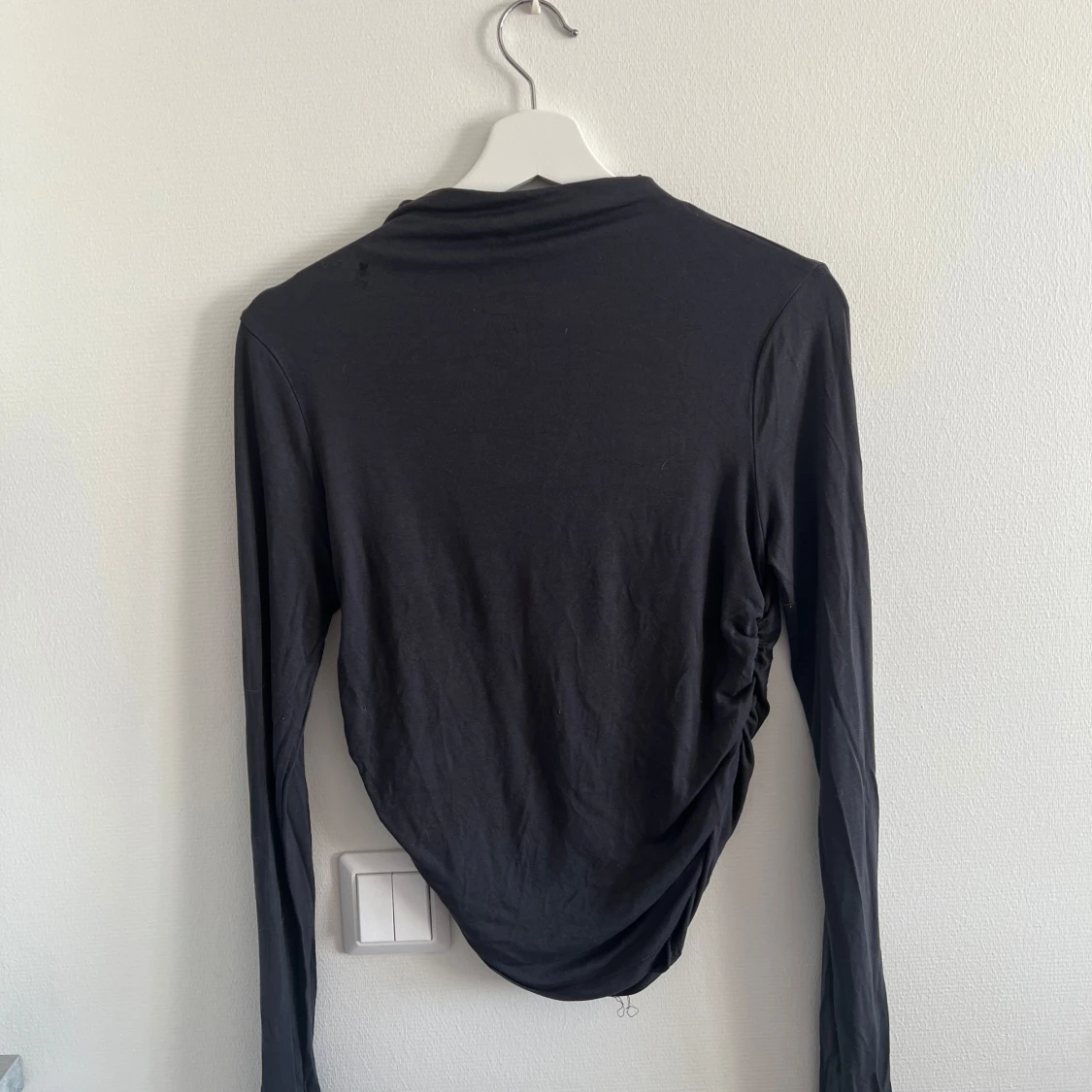 Svart långärmad topp med drapering - 1