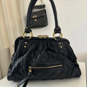 Svart quiltad handväska från Marc Jacobs - Säljer en svart quiltad handväska/ Marc Jacobs väska! Är osäker där av priset, köpt secondhand i mycket fint skick och den känns mycket kvalitativ!❤️❤️