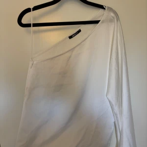 Gina tricot one shoulder - One shoulder blus från gina