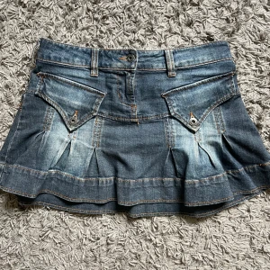 Jeanskjol med fickdetaljer och volang - Skit cool mini jeanskjol från only. Storlek 36, mått 39cm över midjan och 32 cm lång framtill. SKRIV OM NI HAR FRÅGOR! 🩷🩷😙