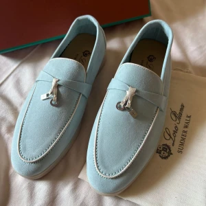 Loro piana  - Säljer mina Loro Piana Loafers i storlek 38, passar även 39🥰 Äkta, fick examenpresent. Bra skick! Dessa passar inte riktigt min klädstil men är väldigt snyggt nu även sommaren.💖💖