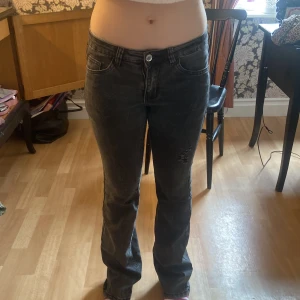 Bootcut lågmidjade jeans - ‼️Om man köper mer än en grej får man rabbat ‼️SKICKA OM DU HAR PRIS FÖRSLAG!Dom här jeansen är lågmidjade och bootcut  i storlek xs och är ifrån shein. Köpte cirka för 1,5 år sedan och har inte använt dom mer än 5 månader! Modellen är 165 och är lite långa, jag äe 172 och dom är precis över hälen! Kolla gärna in mitt konto!