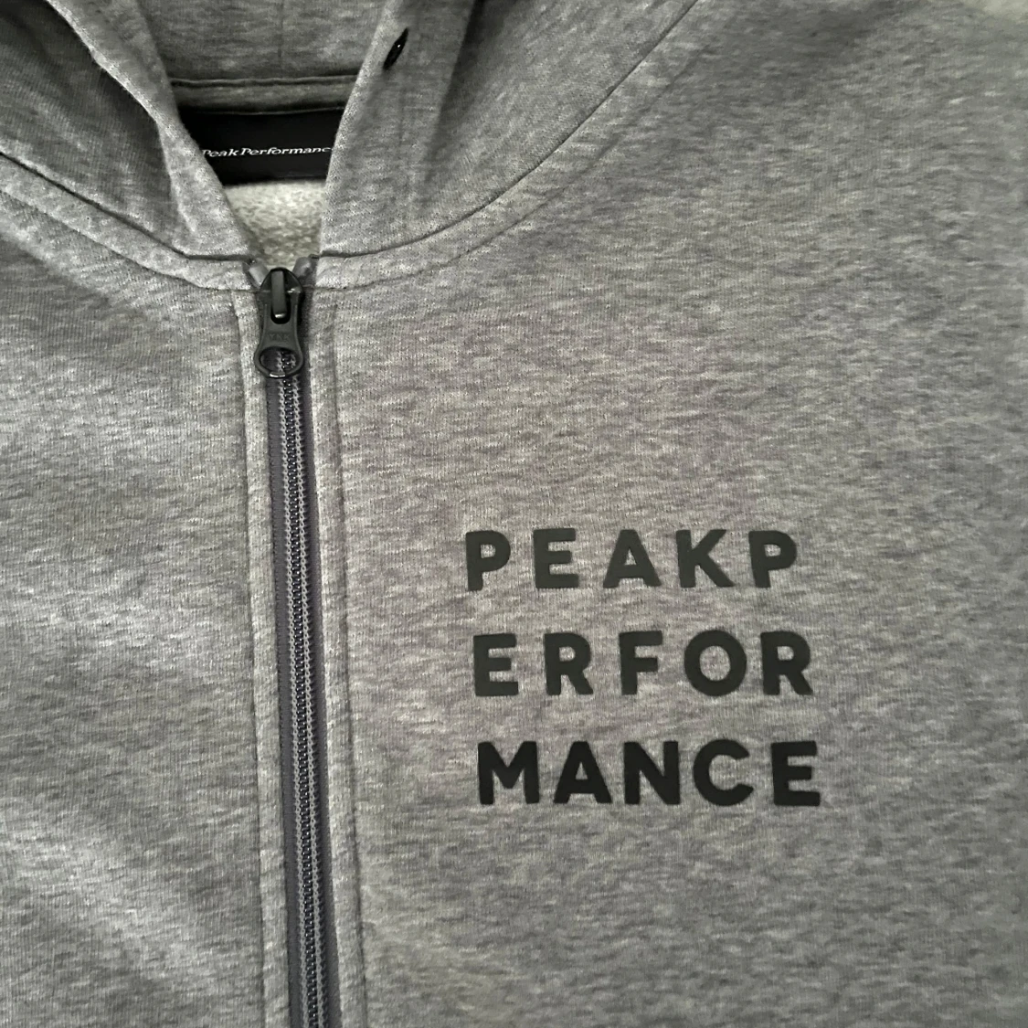 Grå zip hoodie från Peak Performance - 1