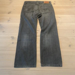 Levi's 514 grå jeans W34 L30 - Säljer ett par klassiska grå Levi's 514 jeans med raka ben och normal passform. Jeansen har fem fickor och en snygg vintage-look. Perfekta för dig som gillar en tidlös stil och vill ha ett par slitstarka jeans. Skicka ett meddelande för frågor, storlek, mått osv. 