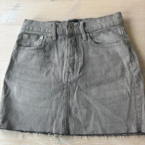 Grå jeanskjol - Säljer en jättefin grå jeanskjol. Kjolen har knapstängning framtill och sitter superfint. Passar tyvärr inte mig längre därav säljer jag den. 