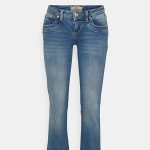 Populära jeans från ltb  - Säljer dessa populära ljusblåa jeans med bootcut passform och lågmidja från ltb i modellen Valerie. Har för mycket jeans och dessa kommer tyvärr inte lika mycket till användning. Endast använd fåtal gånger💕 