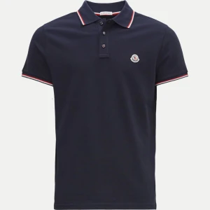 Moncler pikétröjor - Hejsan!  Säljer nu mina två Moncler piké tröjor.  Äkta vara, köpt från lyxkedjan Olsens i Helsingborg. Pikéerna är använda 2-3 gånger och är som ny helt och hållet. Kvitto finns på båda pikéerna  Både pikéerna är storlek M   Den vita - nypris: 3295:-  Mitt pris : 2300:-  Den blåa - nypris: 2695:- Mitt pris: 2000:-  Prutat och klart! Tar swish.