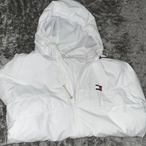Tommy Jeans/Tommy Hilfiger Jacka Vit - Tommy Jeans/Tommy Hilfiger Jacka Vit, Storlek M passar L också pga jackan är lite baggy