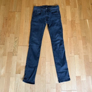 Replay Anbass svarta jeans - Säljer ett par svarta Replay Anbass jeans i top sick. Cond 9/10 använda sparsamt! dessa är perfekt nu till sommaren! Vi fler frågor hör av dig, kan gå ner i pris vis snabb affär.