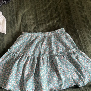 Grön kjol  - Fin grön kjol med blommor på från Shein. Den är använd några gånger men är som ny. I storlek S 