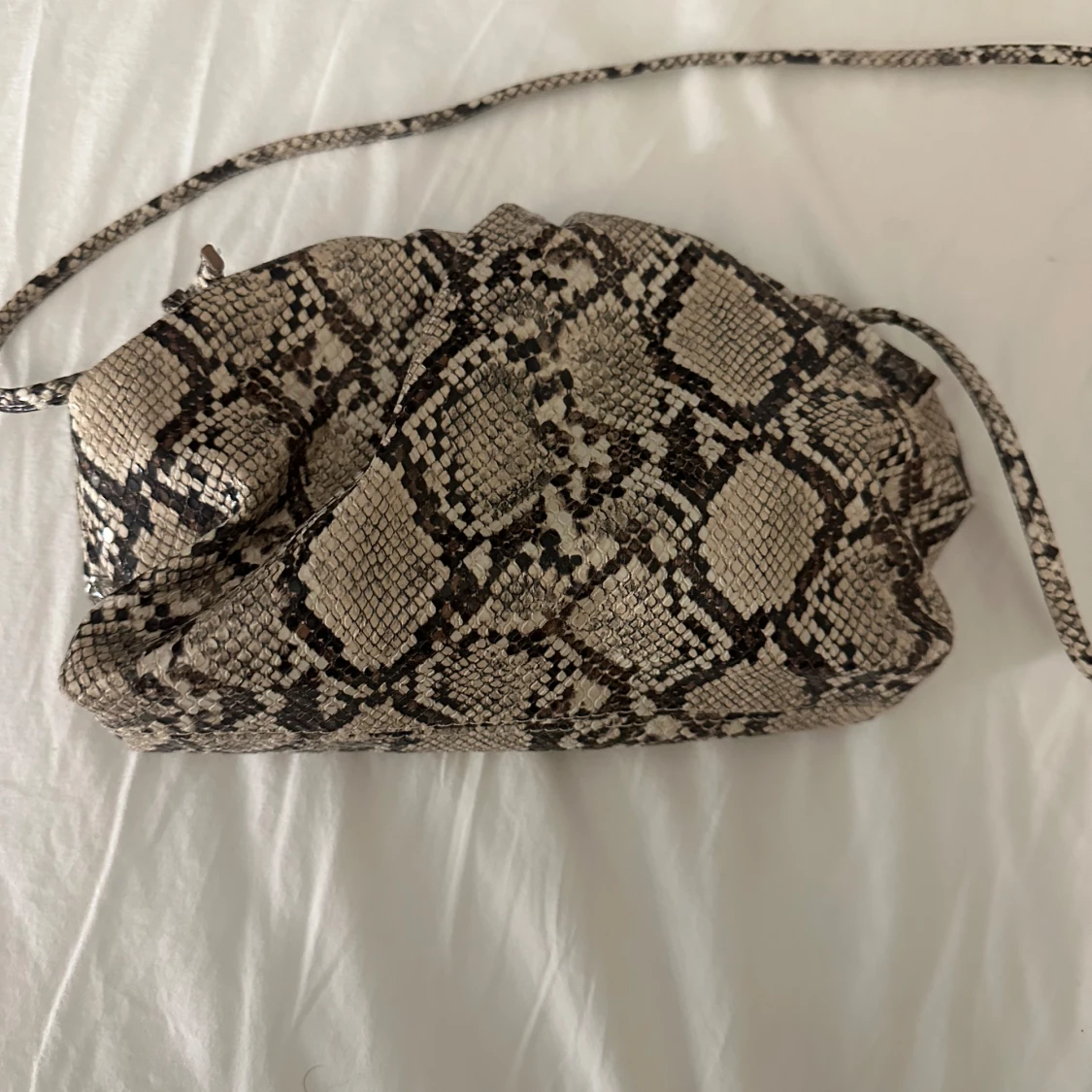 Väska med ormmönster