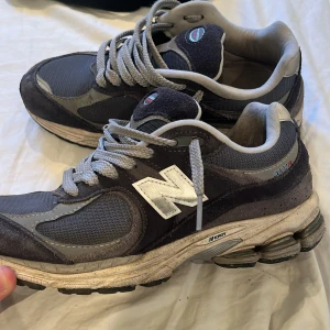 Grå/blå New Balance 2002R sneakers - Säljer ett par grå New Balance 2002R. Andvänt 5-10 ggr och bra skick. Nypris 1600