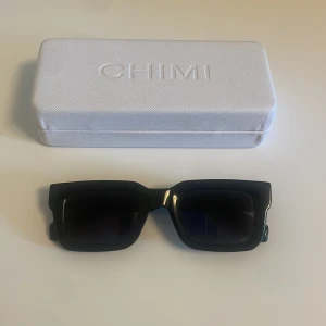 Svarta solglasögon från CHIMI - Snygga svarta solglasögon från CHIMI, modell 05. Kommer med originalfodral, putsduk och tygpåse. Skriv om du har frågor!
